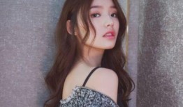 娱乐吃瓜女艺人官宣微博,吃瓜女艺人官宣微博，神秘男友身份引热议”